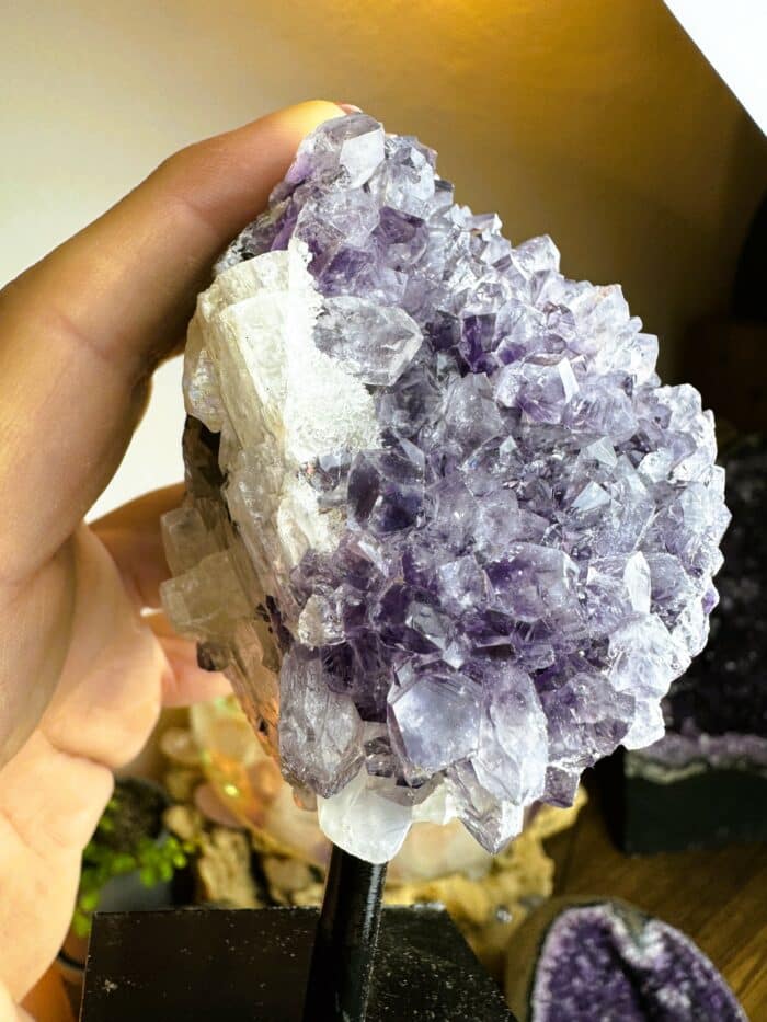 Amethyst Druse auf Ständer 11cm - Harmonie und Einklang 6 Seelenbewusst