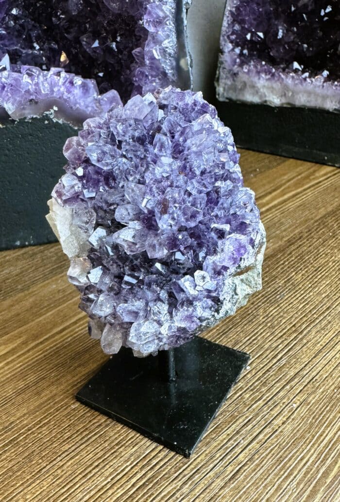 Amethyst Druse auf Ständer 11cm - Harmonie und Einklang 1 Seelenbewusst