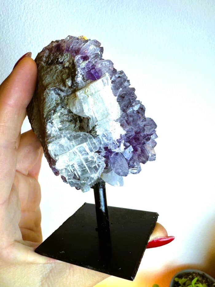 Amethyst Druse auf Ständer 11cm - Harmonie und Einklang 3 Seelenbewusst