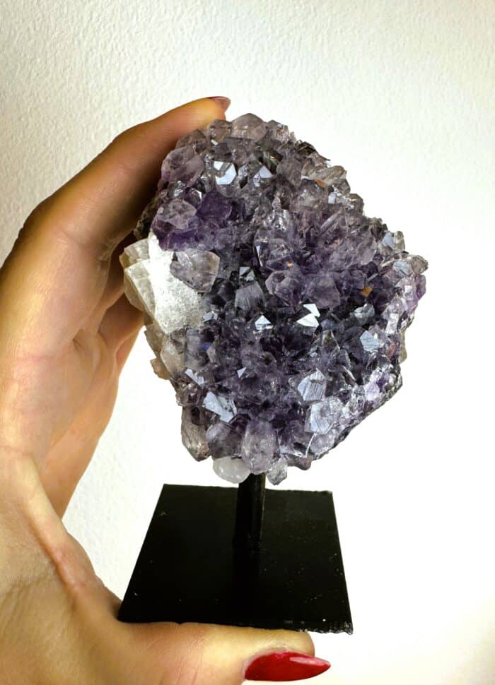 Amethyst Druse auf Ständer 11cm - Harmonie und Einklang 2 Seelenbewusst