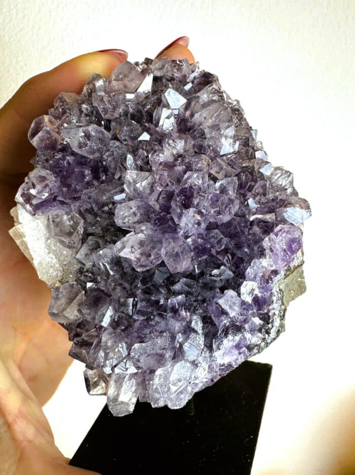 Amethyst Druse auf Ständer 11cm - Harmonie und Einklang 4 Seelenbewusst