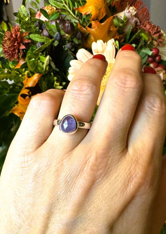 Tansanit-Ring – Violett-blaues Juwel 3 Seelenbewusst