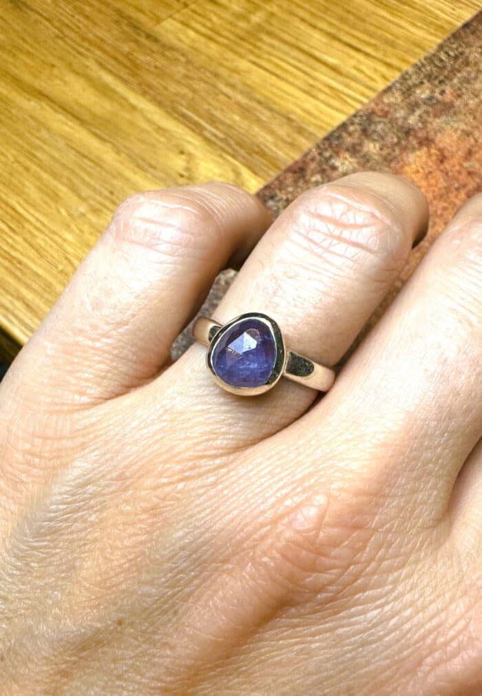 Tansanit-Ring – Violett-blaues Juwel 4 Seelenbewusst