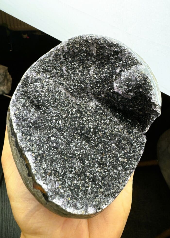 Schwarze Amethyst Stufen Formation – Mystisches Funkeln 1 Seelenbewusst