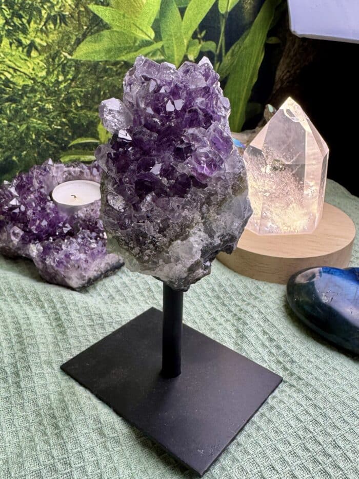 Amethyst Drusen Blüte auf Ständer 14cm - Harmonie und Einklang 2 Seelenbewusst