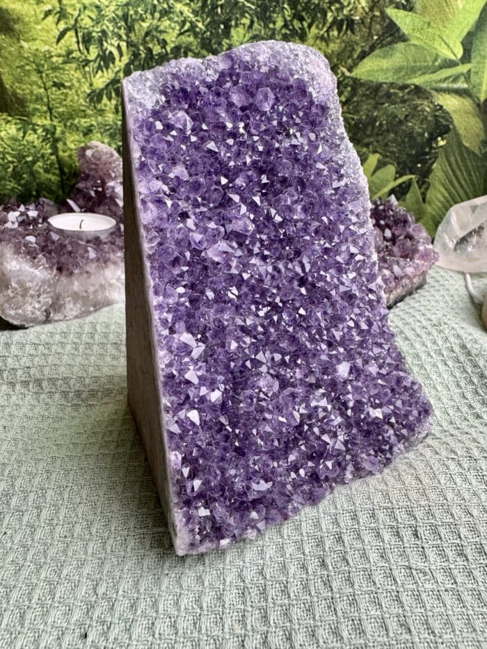 Amethyst Druse mit Achat Rand 01 – Eleganz und Präzision in Perfektion 1 Seelenbewusst