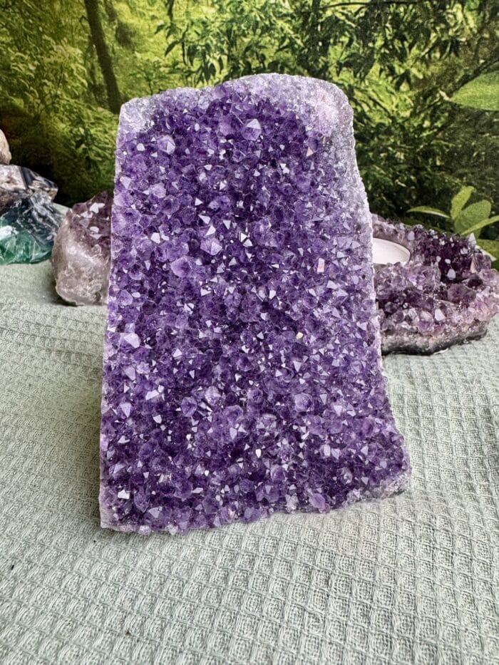 Amethyst Druse mit Achat Rand 01 – Eleganz und Präzision in Perfektion 5 Seelenbewusst