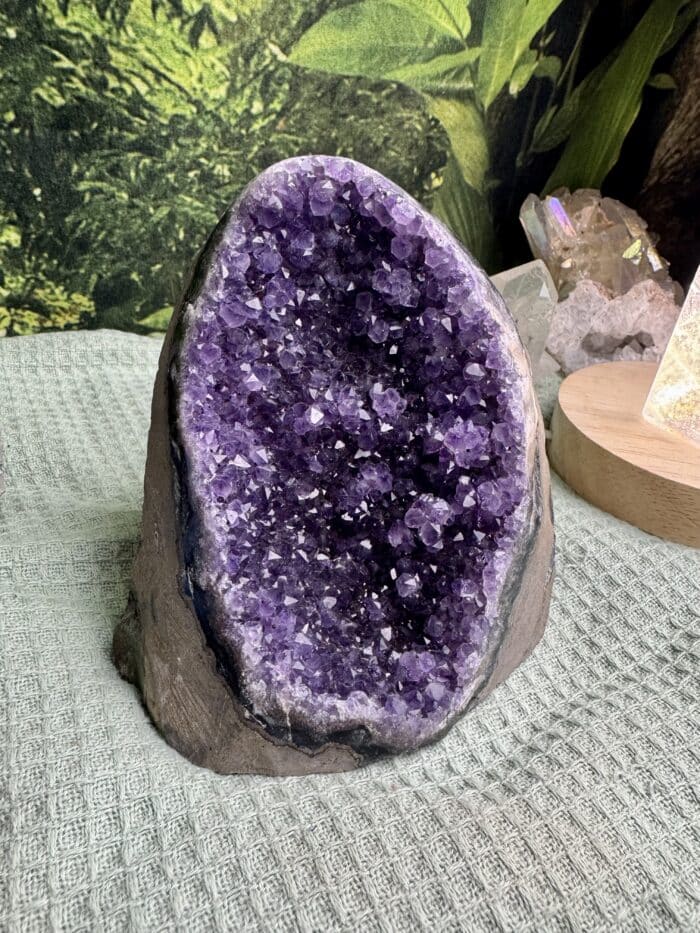 Amethyst Druse mit Achat Rand 08 – Eleganz und Präzision in Perfektion 2 Seelenbewusst