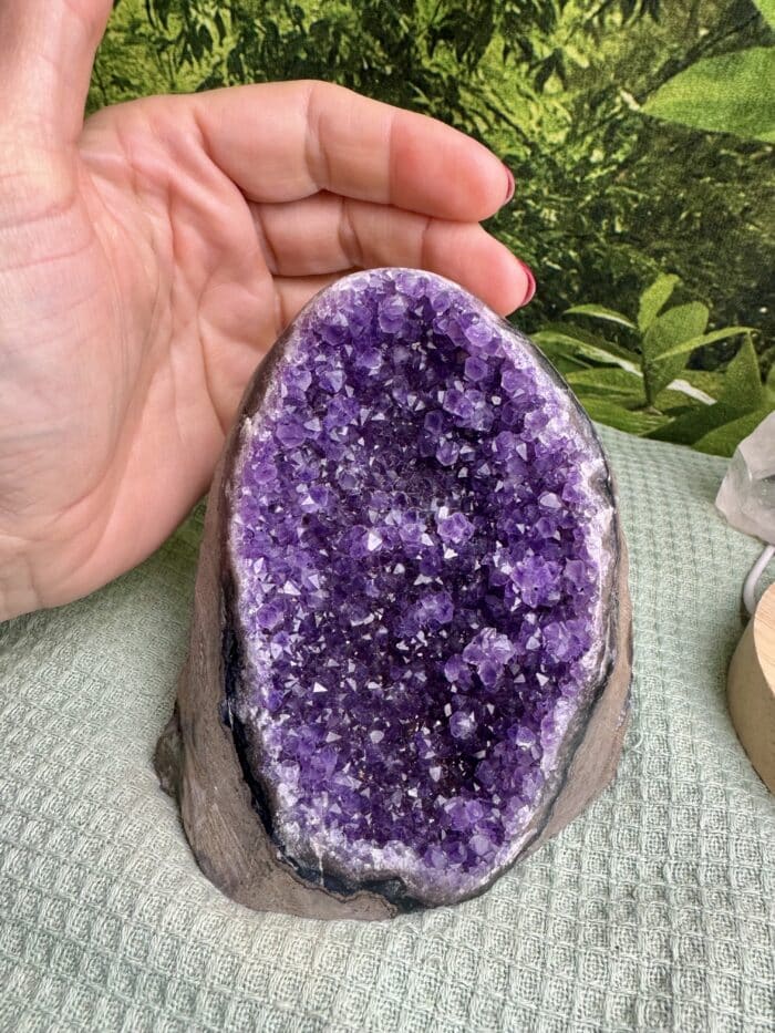 Amethyst Druse mit Achat Rand 08 – Eleganz und Präzision in Perfektion 1 Seelenbewusst