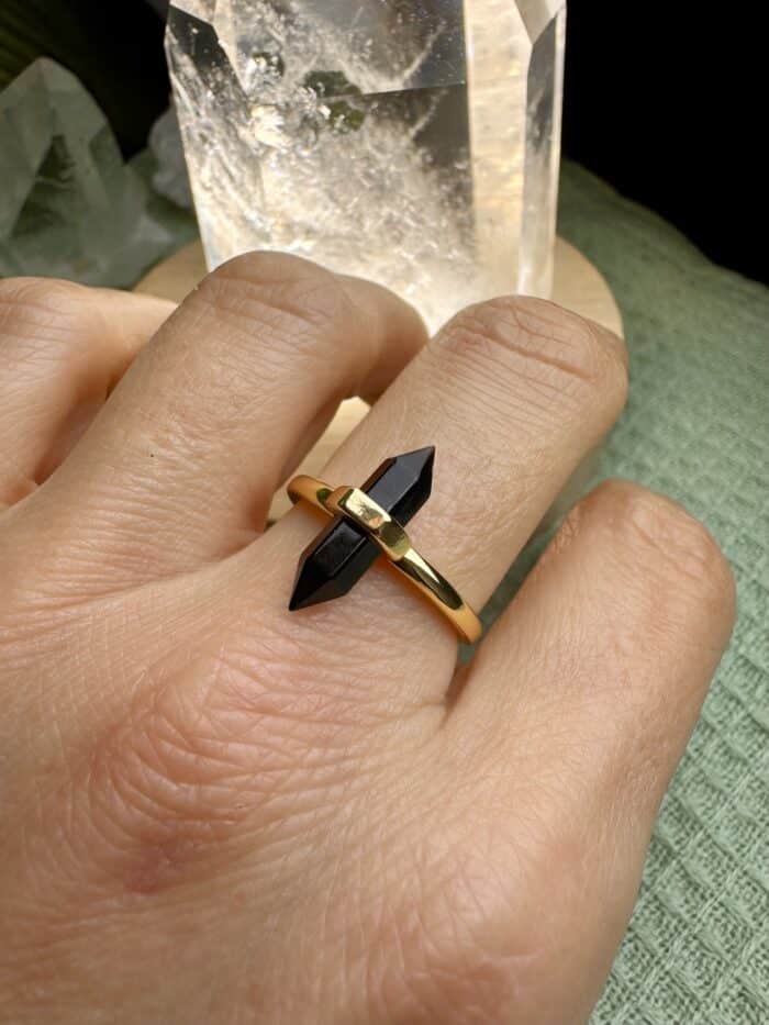 Obsidian Doppelspitzen Ring – goldener Schutzring 6 Seelenbewusst